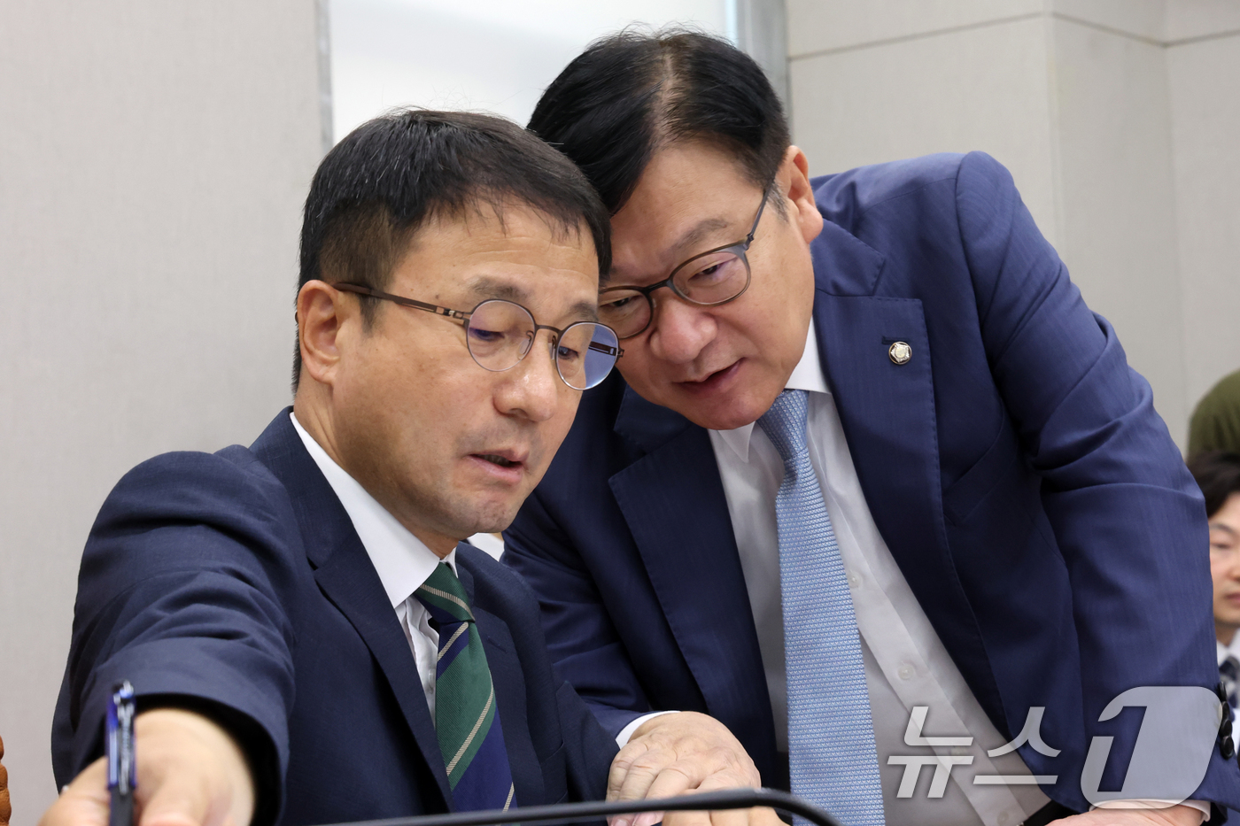 (서울=뉴스1) 황기선 기자 = 한병도 국회 운영위원장과 정점식 국민의힘 원내대표가 29일 오전 서울 여의도 국회에서 열린 운영위원회 전체회의에서 대화를 나누고 있다.  2026. …
