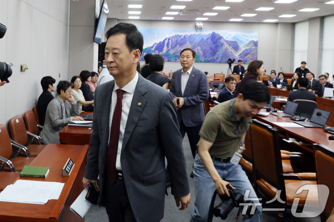(서울=뉴스1) 황기선 기자 = 국민의힘 의원들이 29일 오전 서울 여의도 국회에서 열린 운영위원회 전체회의에서 최장 330일이 걸리는 신속처리안건(패스트트랙) 심사 기간을 90일 …