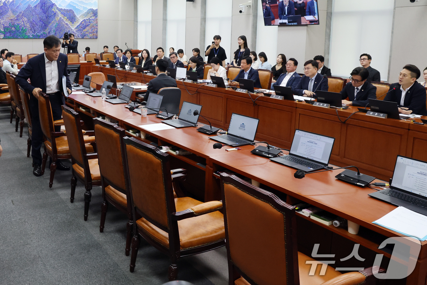 (서울=뉴스1) 황기선 기자 = 국민의힘 의원들이 29일 오전 서울 여의도 국회에서 열린 운영위원회 전체회의에서 최장 330일이 걸리는 신속처리안건(패스트트랙) 심사 기간을 90일 …