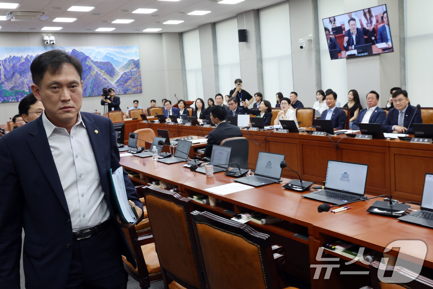(서울=뉴스1) 황기선 기자 = 김태규 국민의힘 의원이 29일 오전 서울 여의도 국회에서 열린 운영위원회 전체회의에서 최장 330일이 걸리는 신속처리안건(패스트트랙) 심사 기간을 …