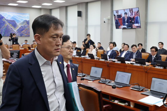 운영위 퇴장하는 국민의힘