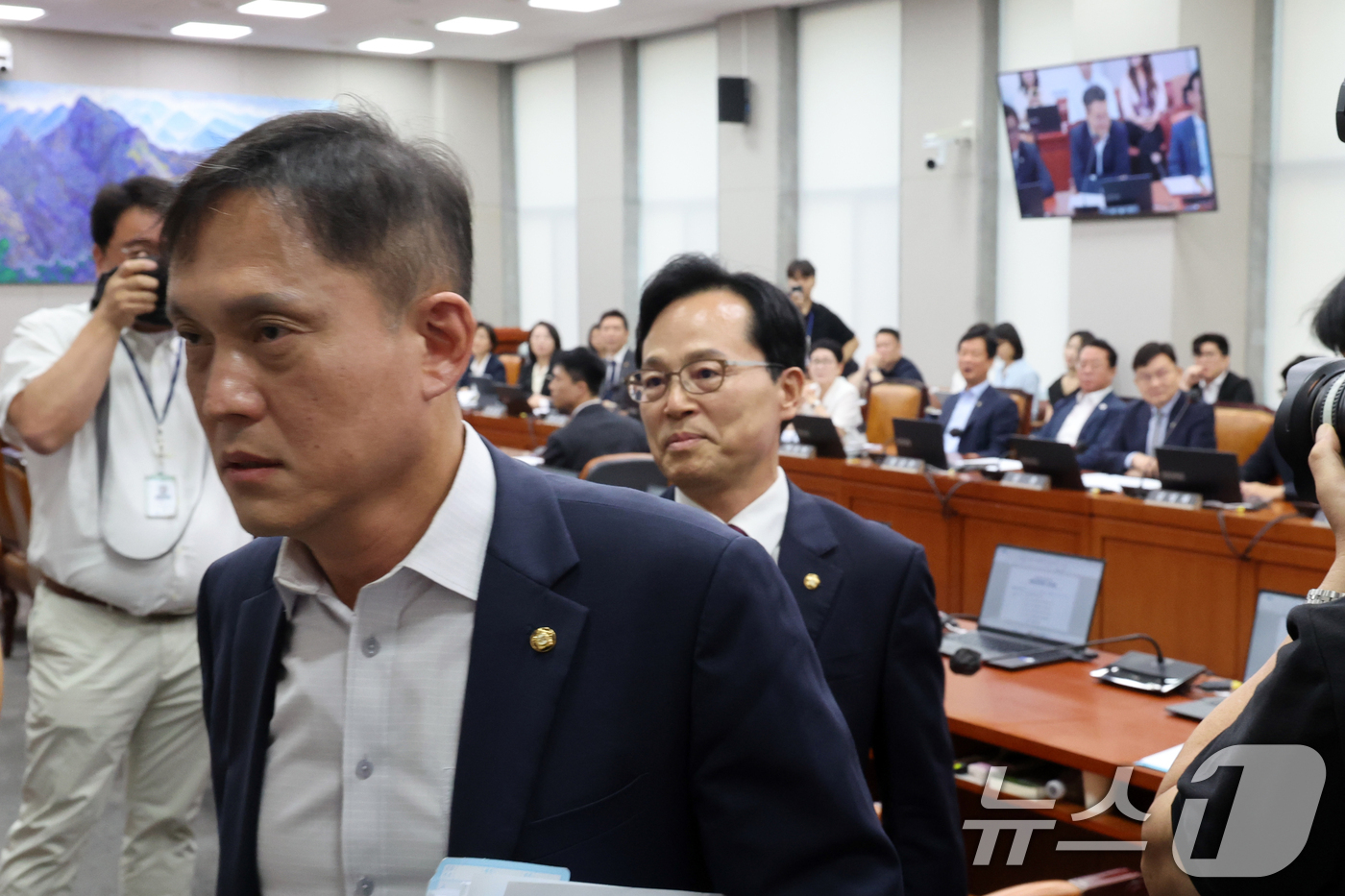 (서울=뉴스1) 황기선 기자 = 국민의힘 김태규, 윤용근 의원이 29일 오전 서울 여의도 국회에서 열린 운영위원회 전체회의에서 최장 330일이 걸리는 신속처리안건(패스트트랙) 심사 …