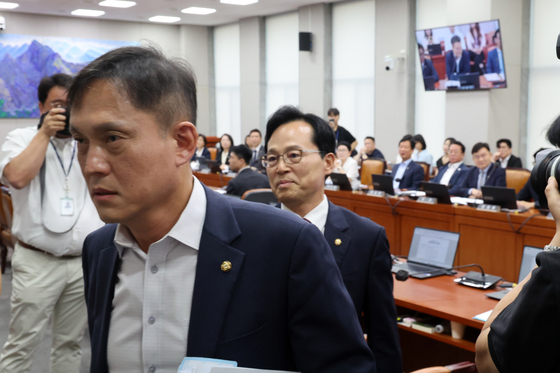 운영위 법안처리 반발하며 퇴장하는 국민의힘
