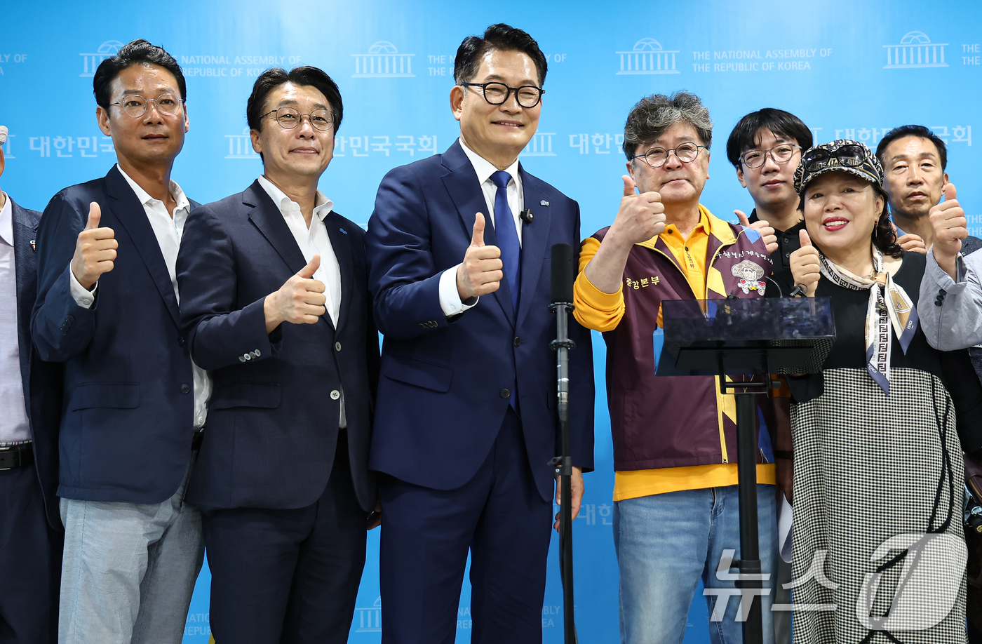 (서울=뉴스1) 김도우 기자 = 송영길 더불어민주당 당대표 후보가 29일 서울 여의도 국회 소통관에서 노무현정신계승연대 지지선언 기자회견에 참석을 마치고 참석자들과 기념촬영을 하고 …