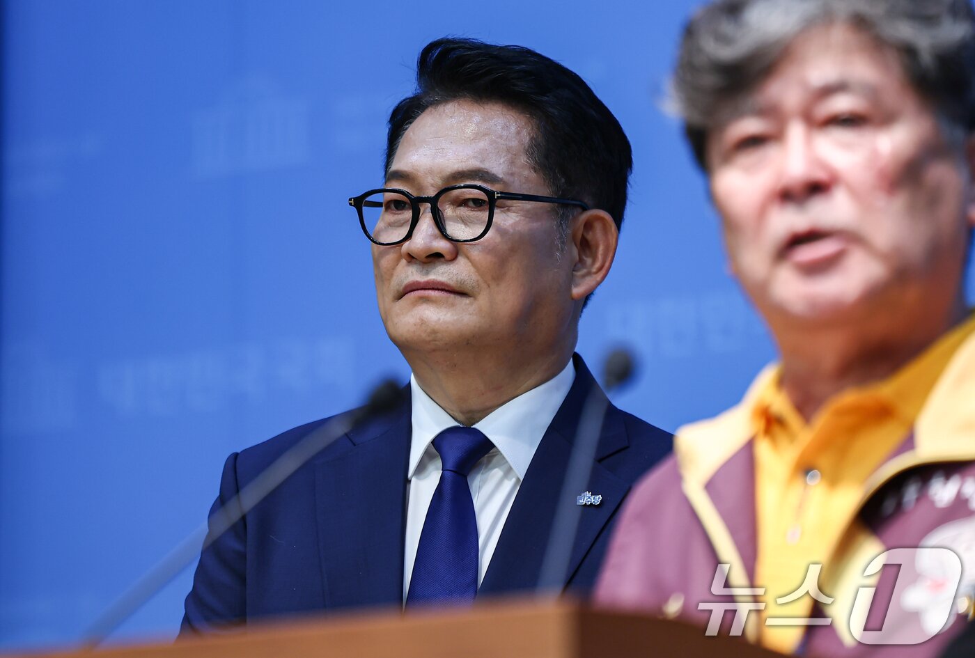 본문 이미지 - 송영길 더불어민주당 당대표 후보가 29일 서울 여의도 국회 소통관에서 노무현정신계승연대 지지선언 기자회견에 참석해 지지선언문을 듣고 있다. 2026.7.29 ⓒ 뉴스1 김도우 기자