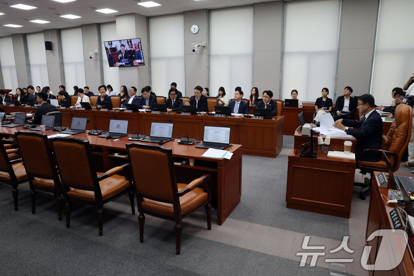 (서울=뉴스1) 황기선 기자 = 29일 오전 서울 여의도 국회에서 열린 운영위원회 전체회의가 열리고 있다.이날 국민의힘 의원들은 최장 330일이 걸리는 신속처리안건(패스트트랙) 심 …