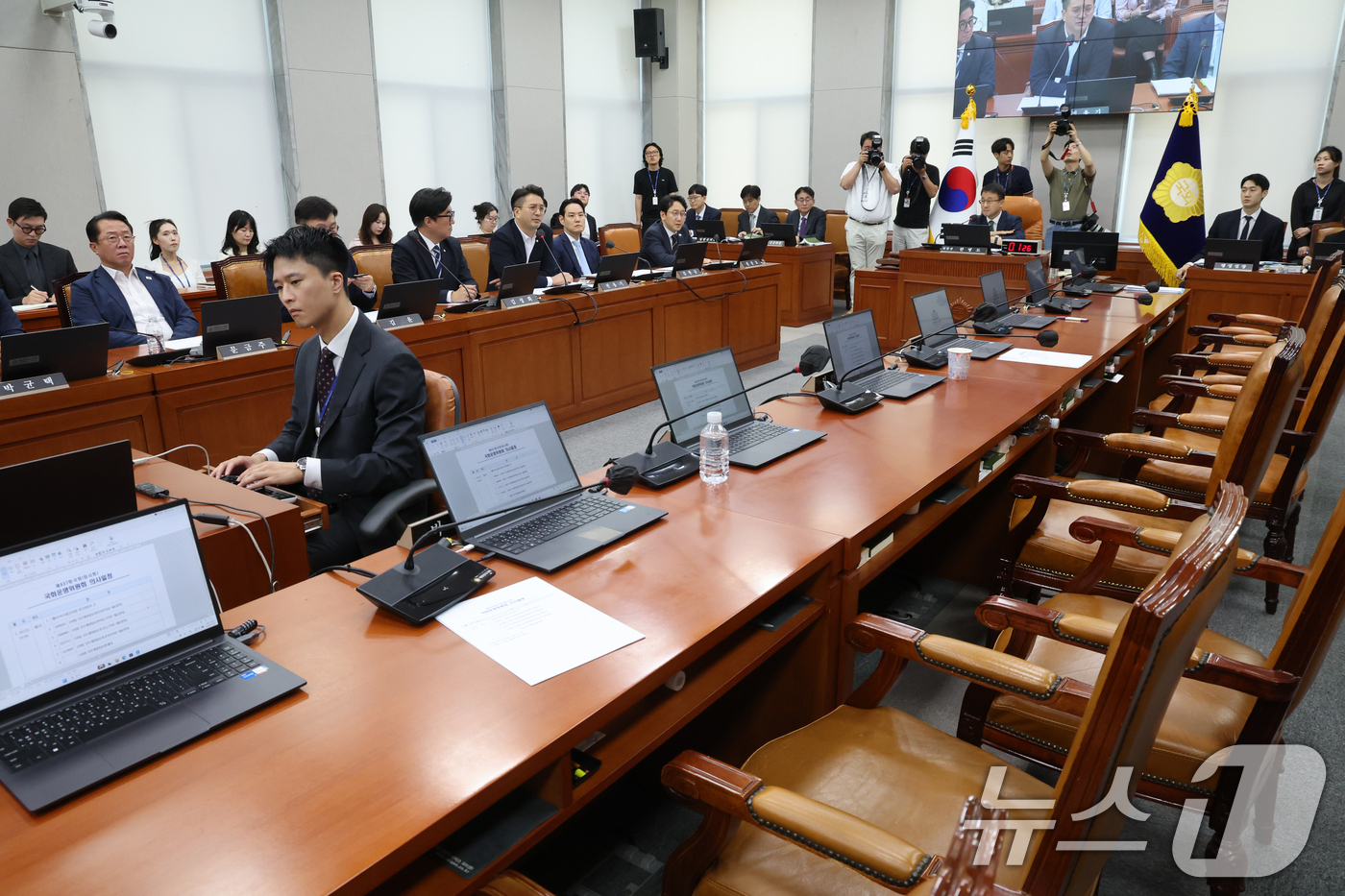 (서울=뉴스1) 황기선 기자 = 29일 오전 서울 여의도 국회에서 열린 운영위원회 전체회의가 열리고 있다.이날 국민의힘 의원들은 최장 330일이 걸리는 신속처리안건(패스트트랙) 심 …