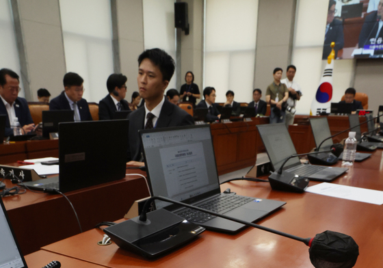 국회 운영위…국민의힘은 반발하며 퇴장