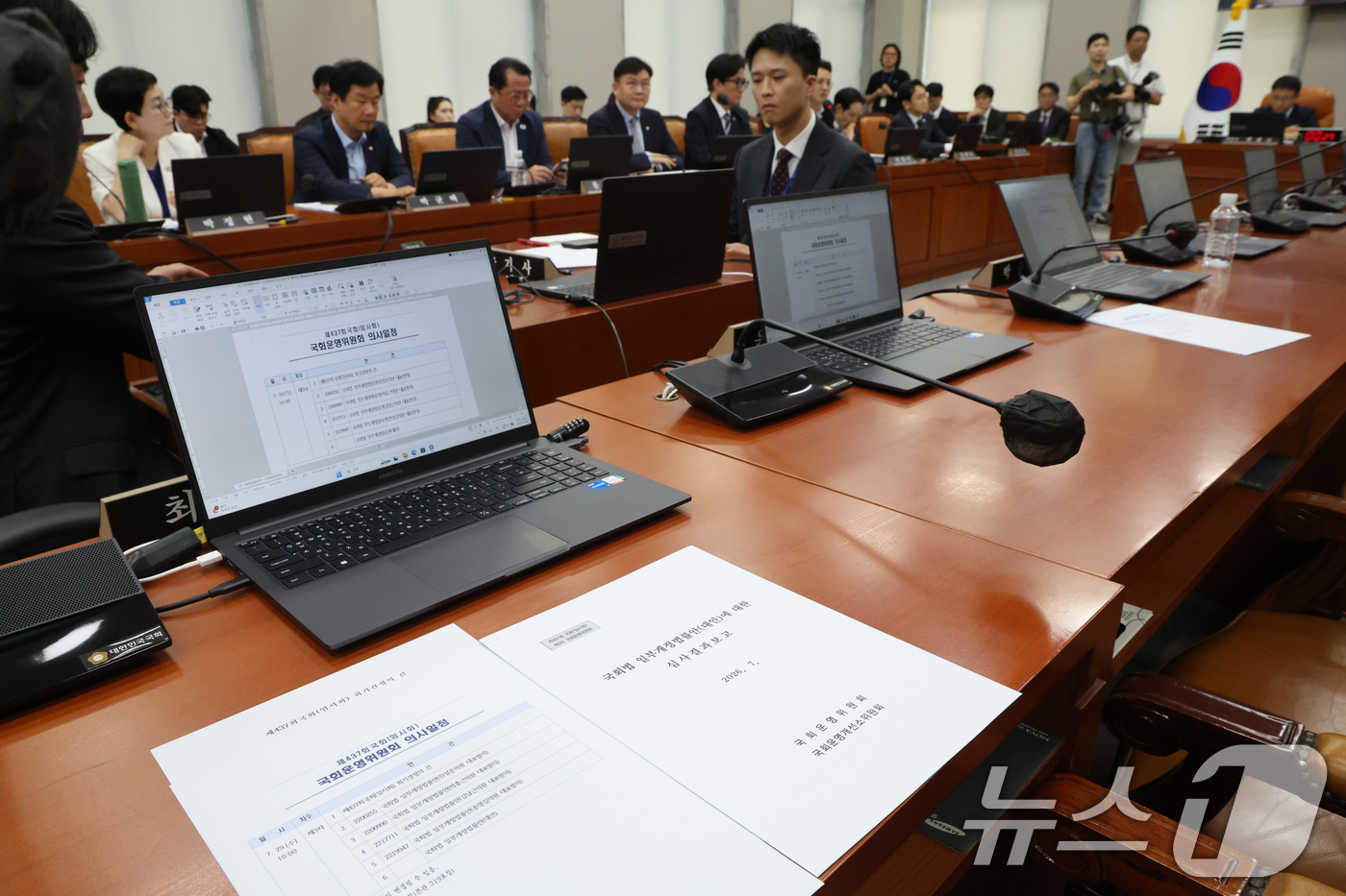 (서울=뉴스1) 황기선 기자 = 29일 오전 서울 여의도 국회에서 열린 운영위원회 전체회의가 열리고 있다.이날 국민의힘 의원들은 최장 330일이 걸리는 신속처리안건(패스트트랙) 심 …