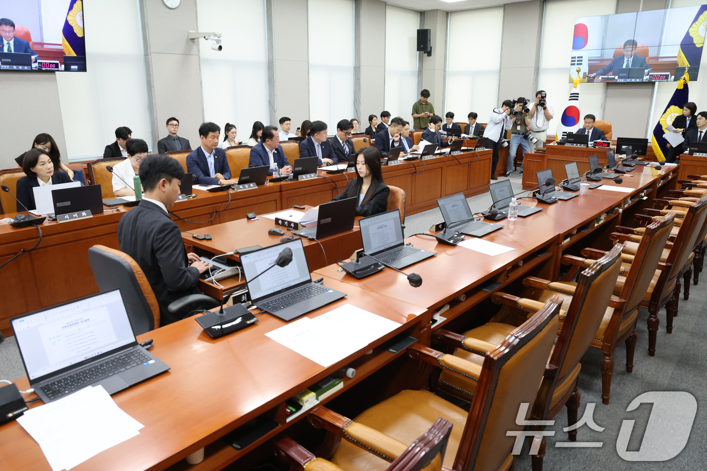 (서울=뉴스1) 황기선 기자 = 한병도 국회 운영위원장이 29일 오전 서울 여의도 국회에서 열린 운영위원회 전체회의에서 의사봉을 두드리고 있다.이날 국민의힘 의원들은 최장 330일 …