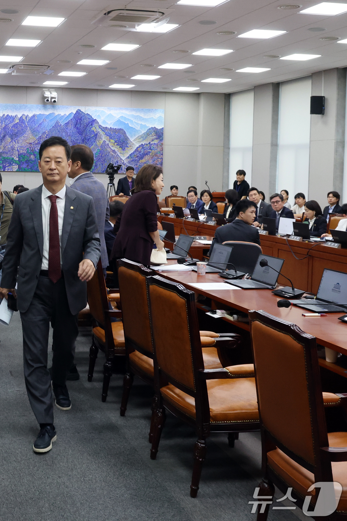 (서울=뉴스1) 황기선 기자 = 국민의힘 의원들이 29일 오전 서울 여의도 국회에서 열린 운영위원회 전체회의에서 최장 330일이 걸리는 신속처리안건(패스트트랙) 심사 기간을 90일 …