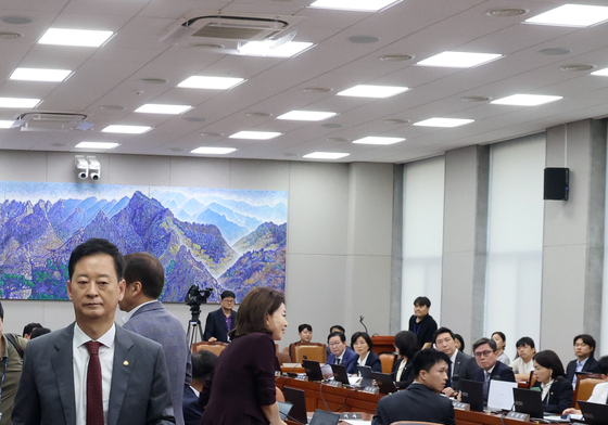 국회 운영위 법안처리에 반발하며 퇴장하는 국민의힘