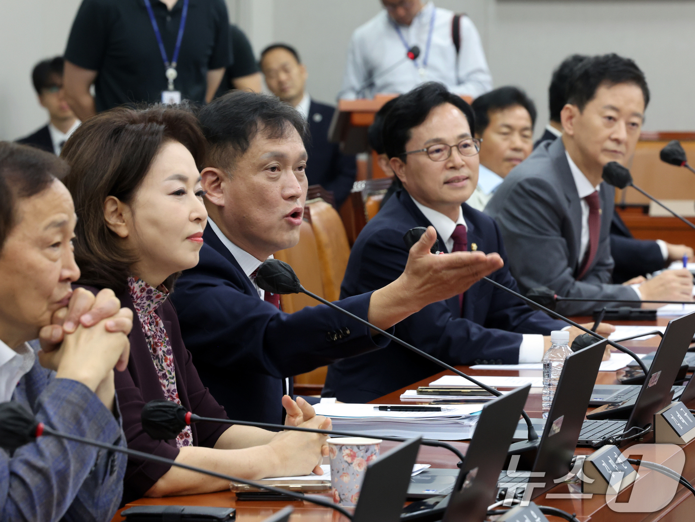 (서울=뉴스1) 황기선 기자 = 김태규 국민의힘 의원이 29일 오전 서울 여의도 국회에서 열린 운영위원회 전체회의에서 최장 330일이 걸리는 신속처리안건(패스트트랙) 심사 기간을 …