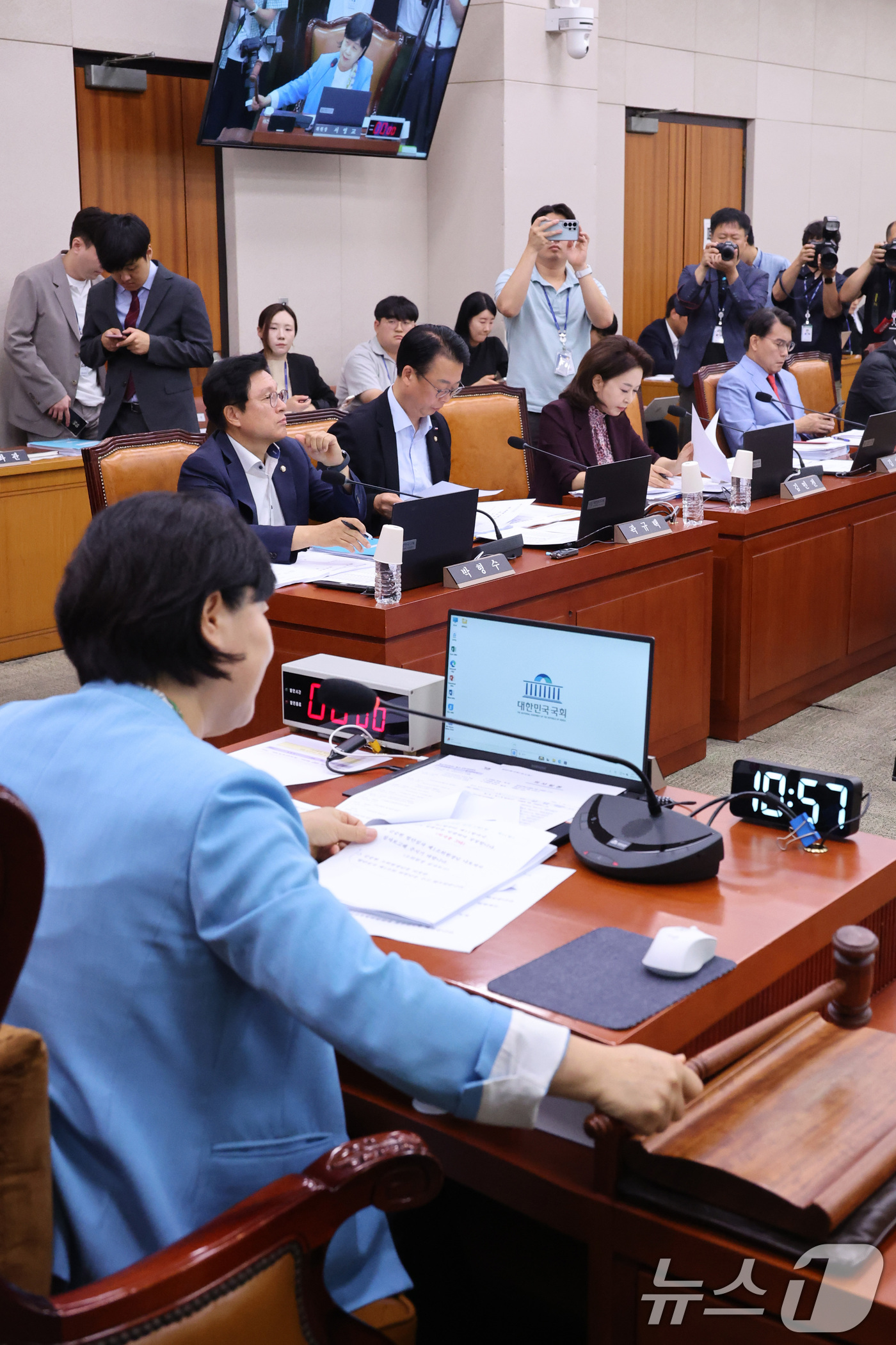 (서울=뉴스1) 신웅수 기자 = 서영교 위원장과 김승원 더불어민주당 간사가 29일 서울 여의도 국회에서 열린 법제사법위원회 전체회의에서 의사봉을 두드리고 있다. 2026.7.29/ …