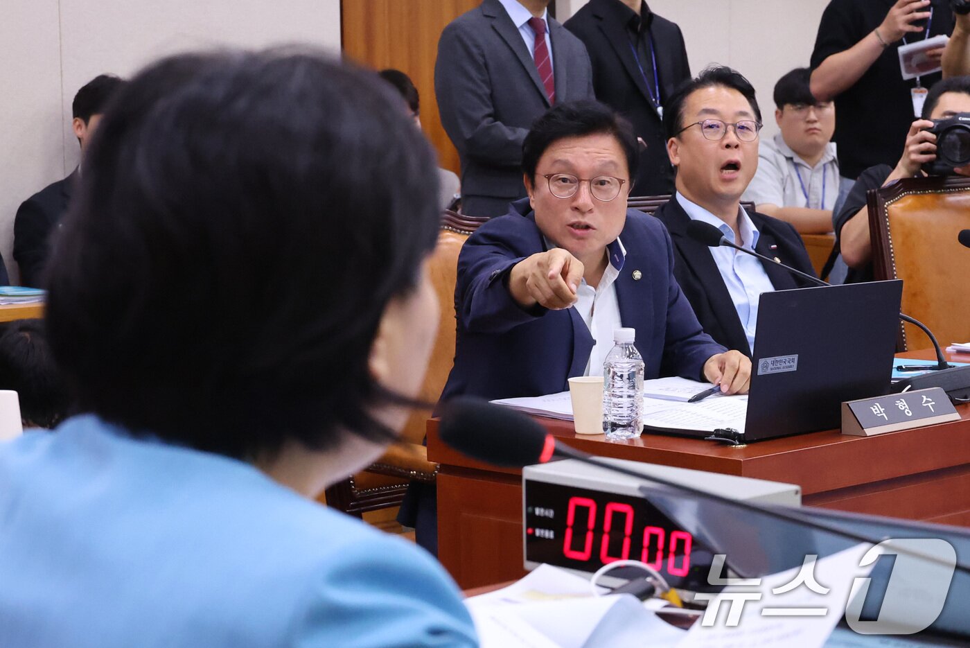 본문 이미지 - 박형수 국민의힘 간사가 29일 서울 여의도 국회에서 열린 법제사법위원회 전체회의에서 서영교 위원장에게 항의하고 있다. 2026.7.29 ⓒ 뉴스1 신웅수 기자
