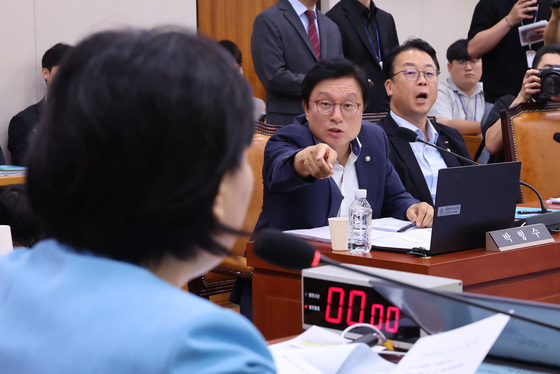 형사소송법 항의하는 박형수 간사