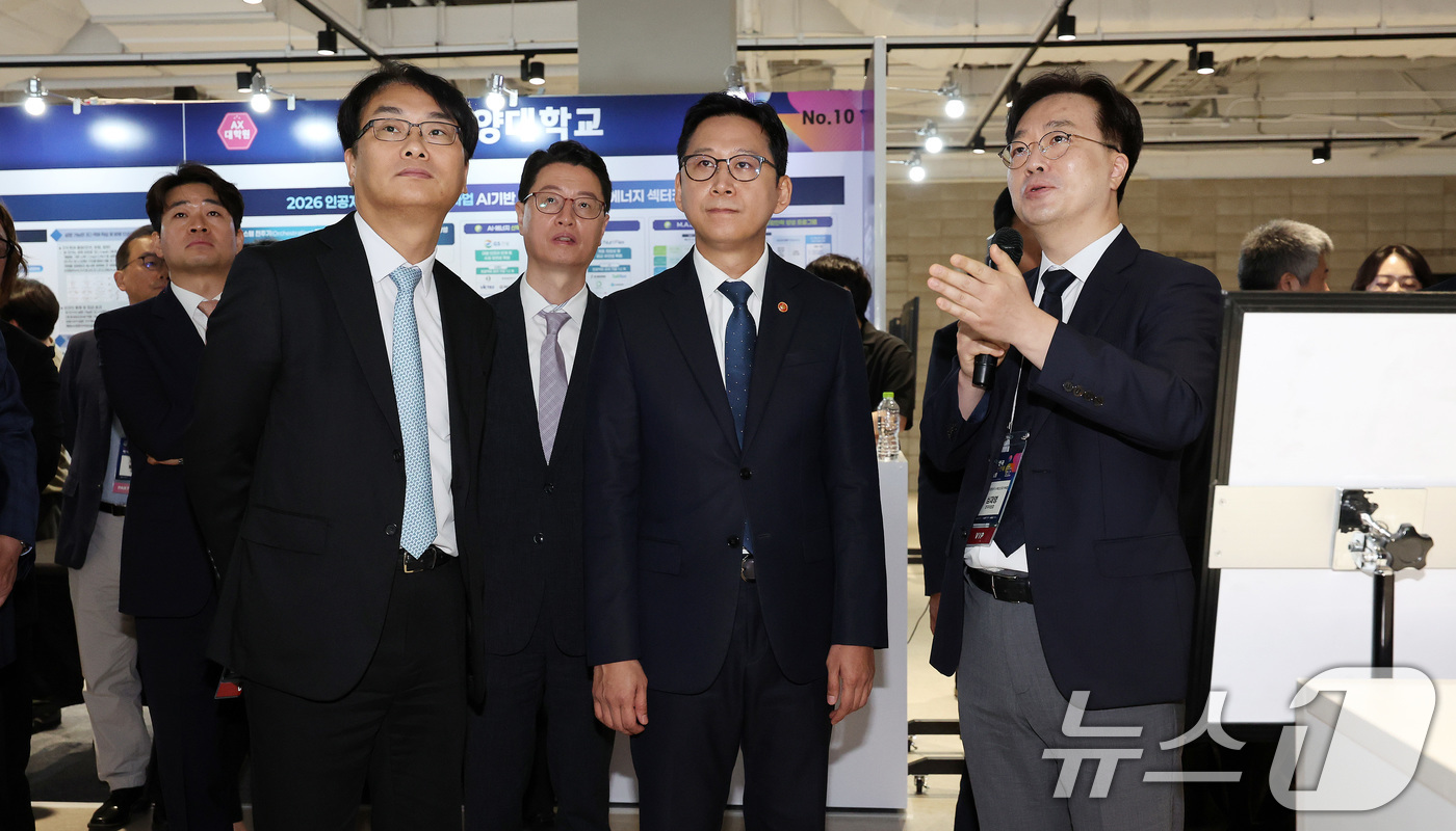 (서울=뉴스1) 박지혜 기자 = 배경훈 부총리 겸 과기정통부 장관이 29일 서울 강남구 코엑스 더플라츠에서 열린 '2026 대한민국 AI 혁신인재 커넥트'를 찾아 전시 부스를 둘러 …