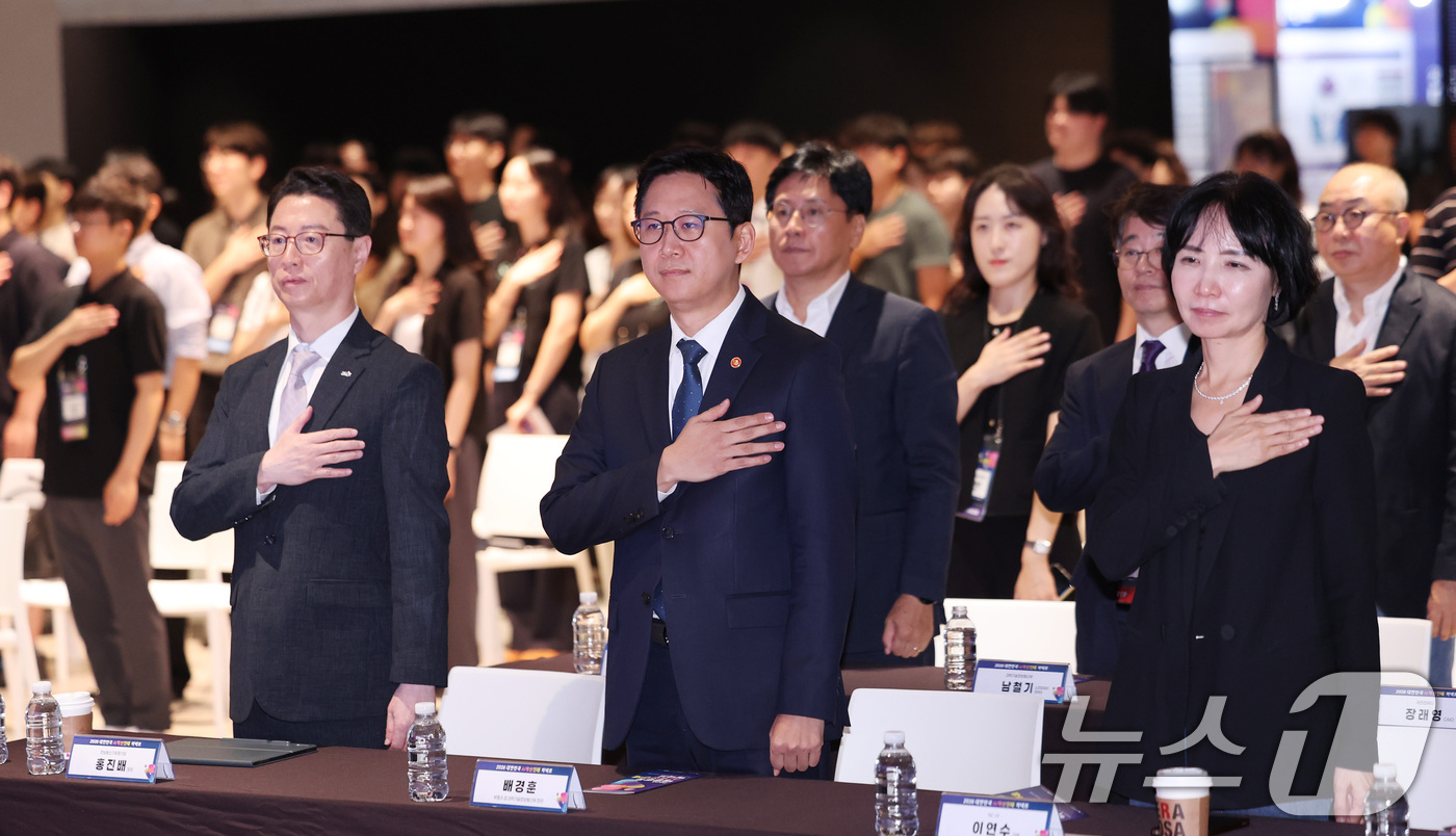 (서울=뉴스1) 박지혜 기자 = 배경훈 부총리 겸 과기정통부 장관이 29일 서울 강남구 코엑스 더플라츠에서 열린 '2026 대한민국 AI 혁신인재 커넥트' 개회식에서 국민의례를 하 …