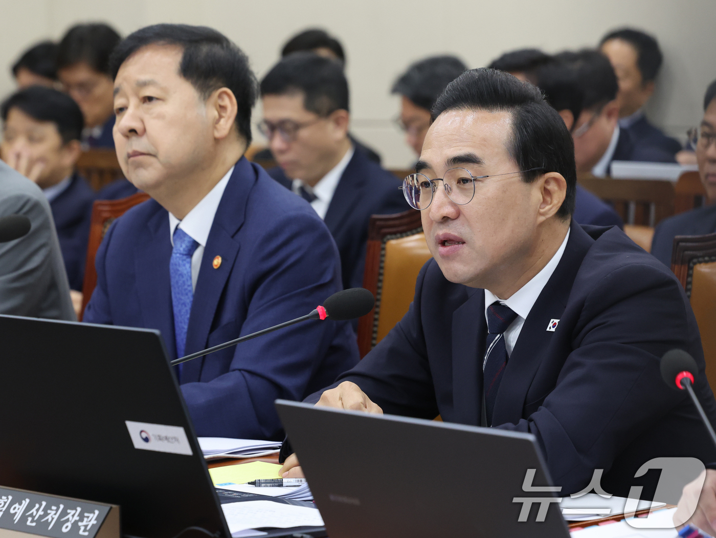 (서울=뉴스1) 황기선 기자 = 박홍근 기획예산처 장관이 29일 오전 서울 여의도 국회 에서 열린 재정경제기획위원회 전체회의에서 의원질의에 답하고 있다.  2026.7.29/뉴스1 …
