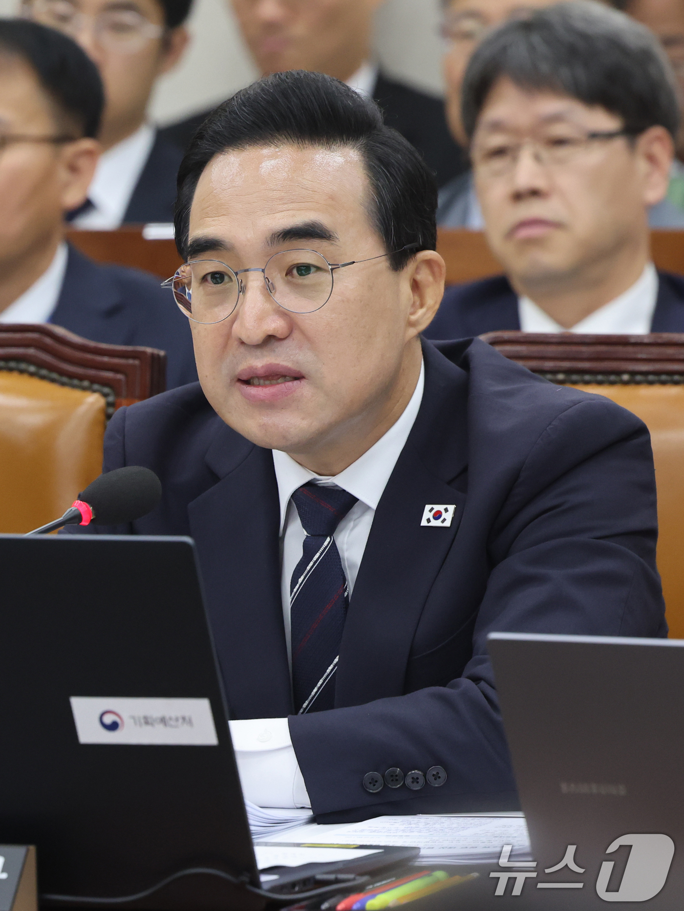 (서울=뉴스1) 황기선 기자 = 박홍근 기획예산처 장관이 29일 오전 서울 여의도 국회 에서 열린 재정경제기획위원회 전체회의에서 의원질의에 답하고 있다.  2026.7.29/뉴스1 …