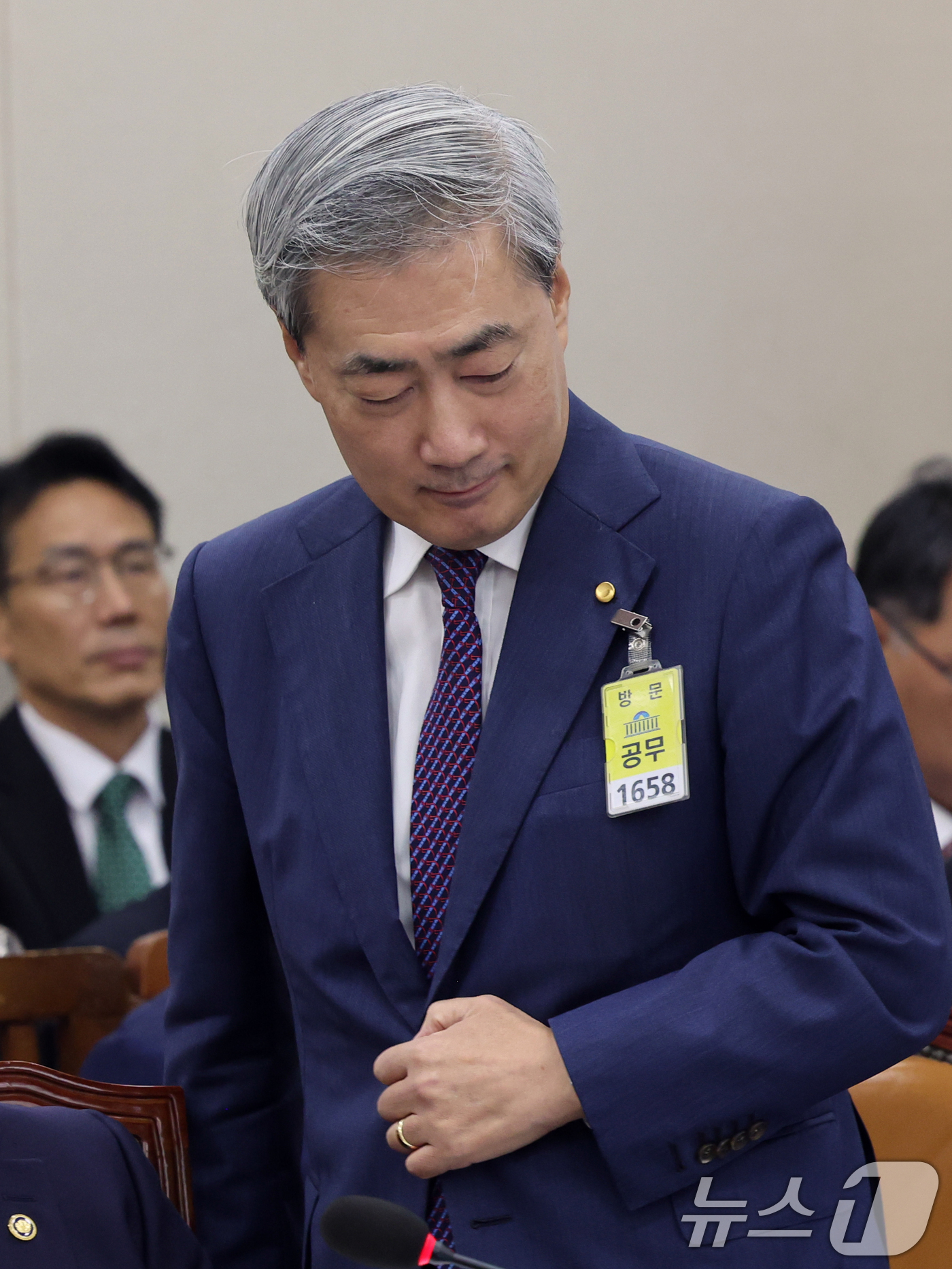 (서울=뉴스1) 황기선 기자 = 신현송 한국은행 총재가 29일 오전 서울 여의도 국회 에서 열린 재정경제기획위원회 전체회의에서 인사말을 마치고 이동하고 있다.  2026.7.29/ …