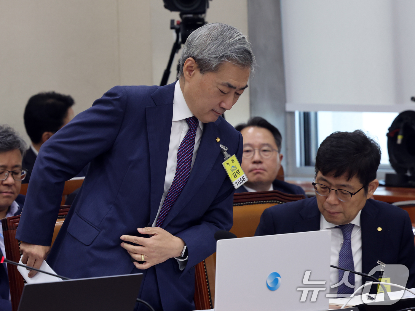 (서울=뉴스1) 황기선 기자 = 신현송 한국은행 총재가 29일 오전 서울 여의도 국회 에서 열린 재정경제기획위원회 전체회의에서 인사말을 마치고 이동하고 있다.  2026.7.29/ …