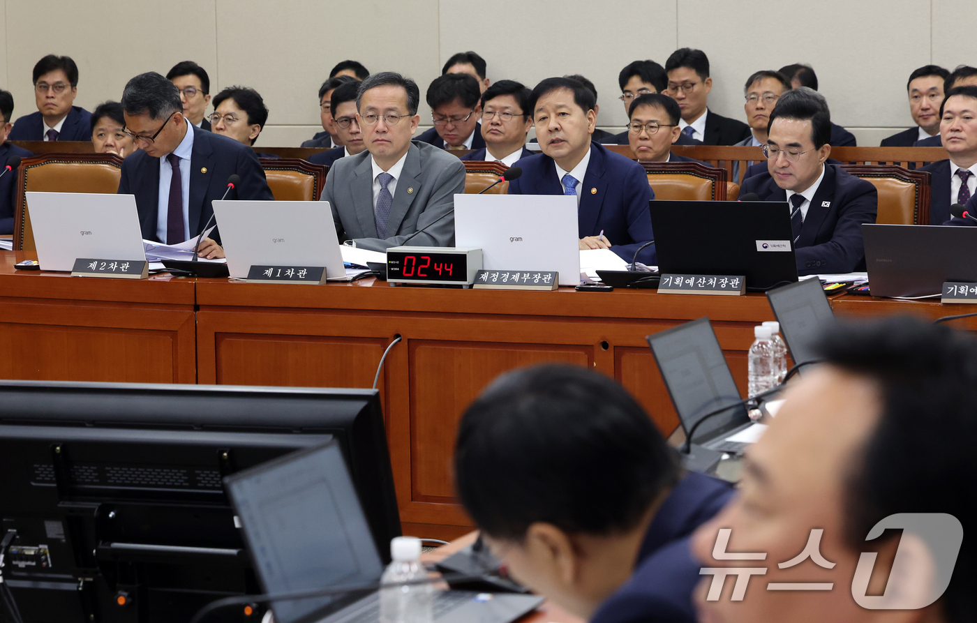 (서울=뉴스1) 황기선 기자 = 구윤철 부총리 겸 재정경제부 장관이 29일 오전 서울 여의도 국회 에서 열린 재정경제기획위원회 전체회의에서 의원질의에 답하고 있다. 2026.7.2 …
