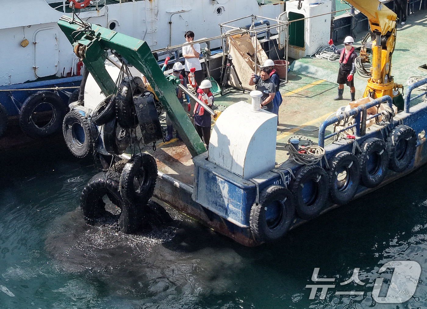 (부산=뉴스1) 윤일지 기자 = 29일 부산남항 주변 해역에서 부산항 침적폐타이어 정화사업 관계자들이 바닷속에 쌓인 폐타이어를 수거하고 있다.바닷속 폐타이어는 대부분 선박 접안 시 …
