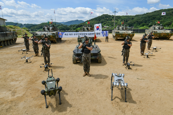 육군, 드론·로봇 함께 쓰는 '유무인 복합분대' 첫 출범