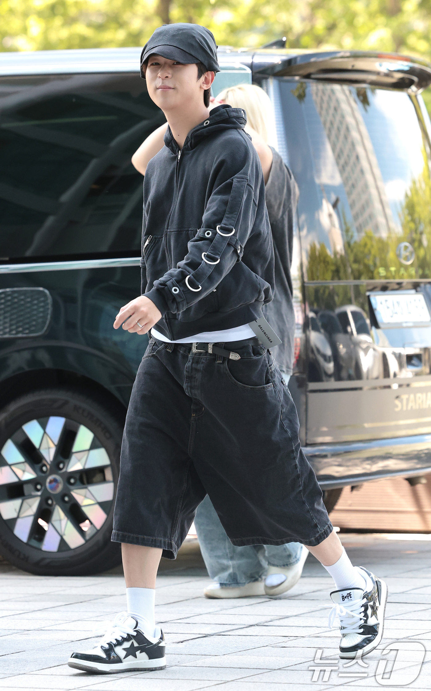 (서울=뉴스1) 권현진 기자 = 가수 빅나티가 예정된 일정을 위해 29일 오후 서울 양천구 SBS목동에 도착해 이동하고 있다. 2026.7.29/뉴스1