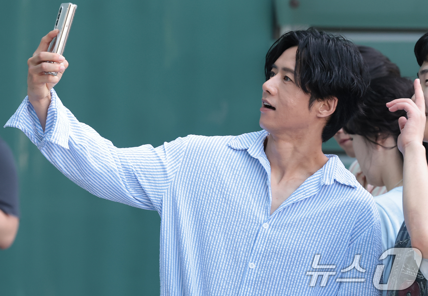 (서울=뉴스1) 권현진 기자 = 클릭비 오종혁이 ‘정은지의 가요광장'을 위해 29일 오전 서울 양천구 SBS목동에 도착해 팬과 기념촬영을 하고 있다. 2026.7.29/뉴스1
