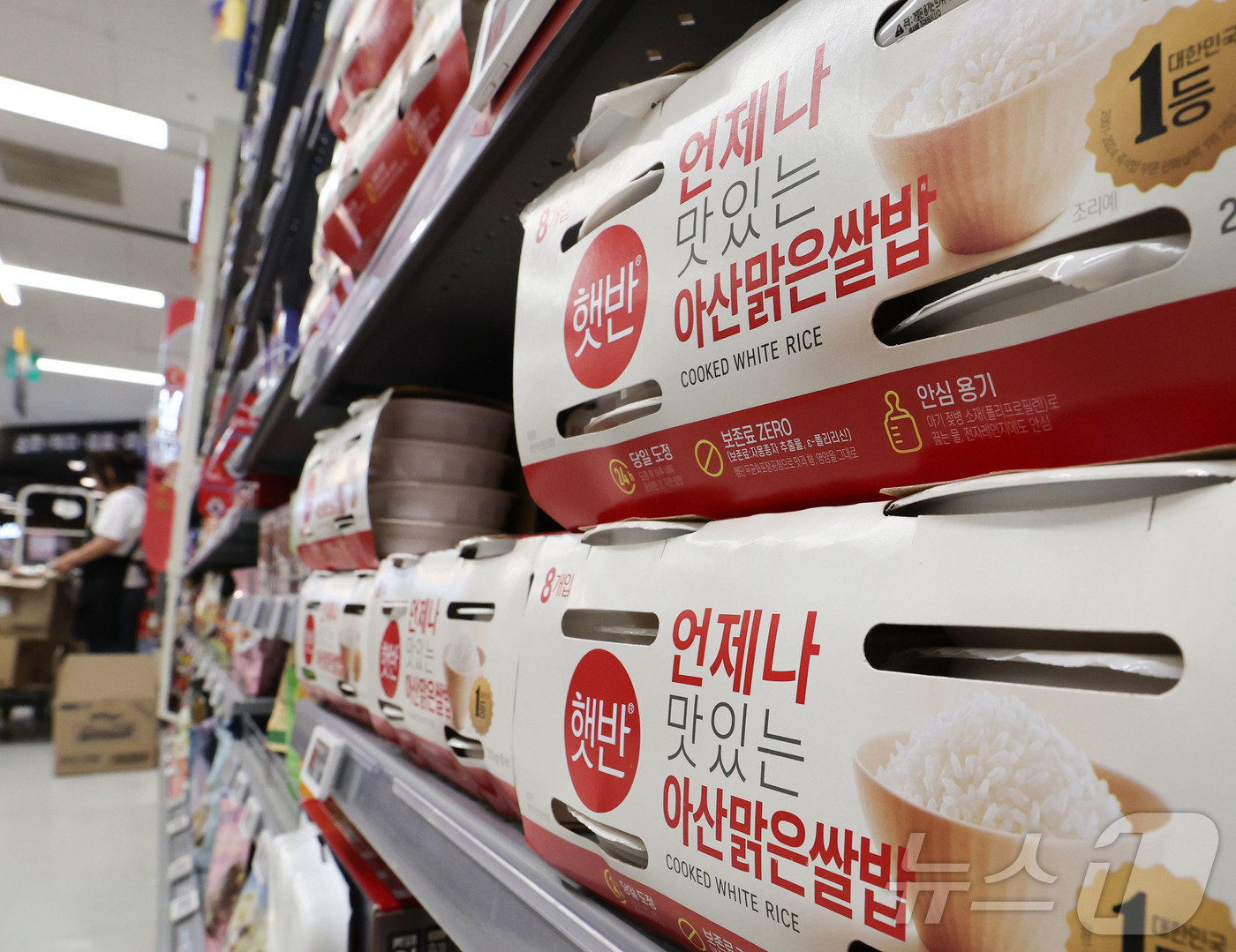 (서울=뉴스1) 이종수 기자 = 29일 서울 시내 한 대형마트에 햇반이 진열되어 있다. 식품업계에서는 고환율과 고유가의 장기화로 가격 인상이 본격화되며  CJ제일제당은 오는 30일 …