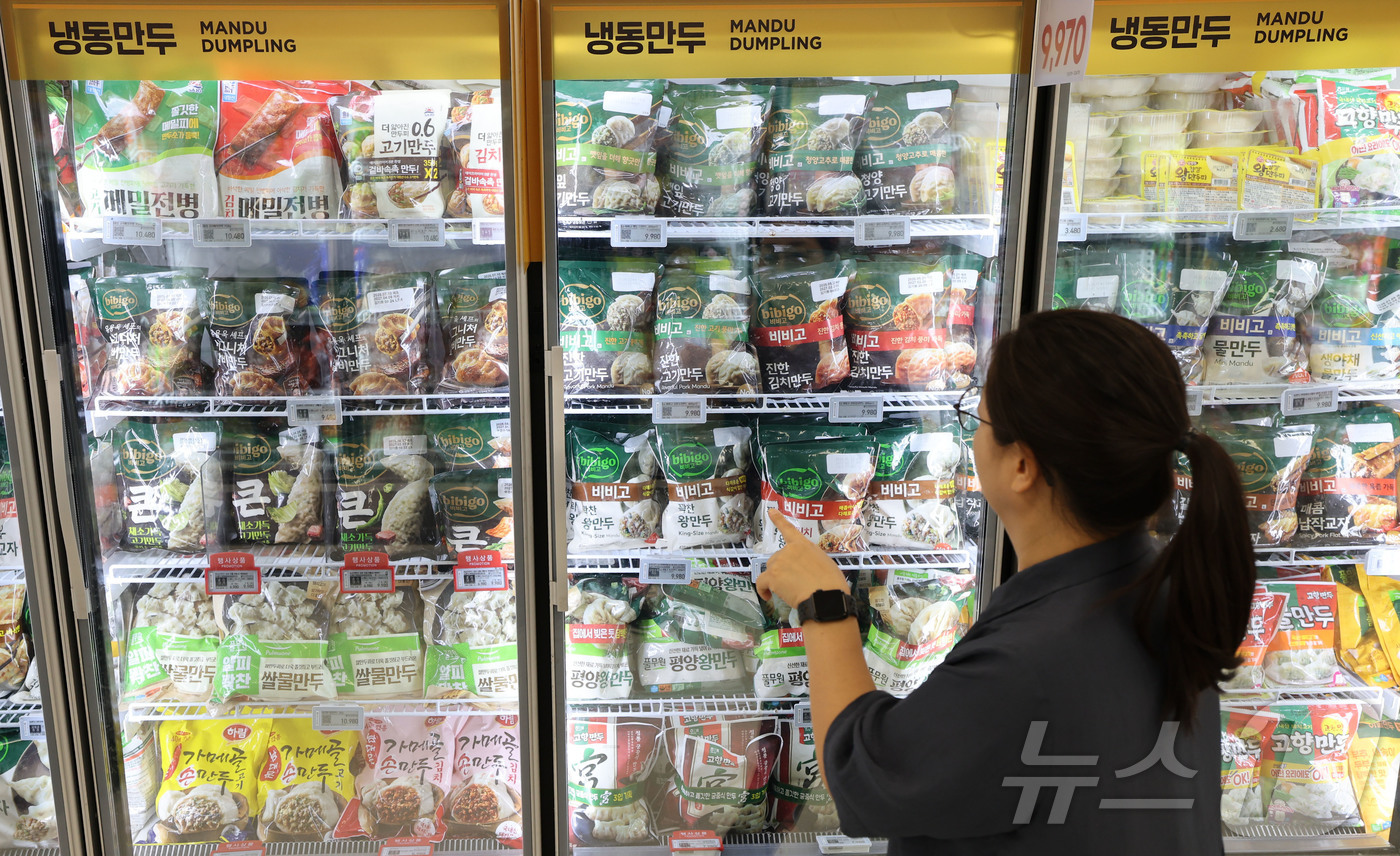 (서울=뉴스1) 이종수 기자 = 29일 서울 시내 한 대형마트에 냉동만두가 진열되어 있다. 식품업계에서는 고환율과 고유가의 장기화로 가격 인상이 본격화되며  CJ제일제당은 오는 3 …