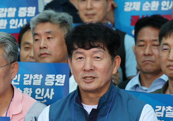 피켓 든 민관기 경찰직협 위원장
