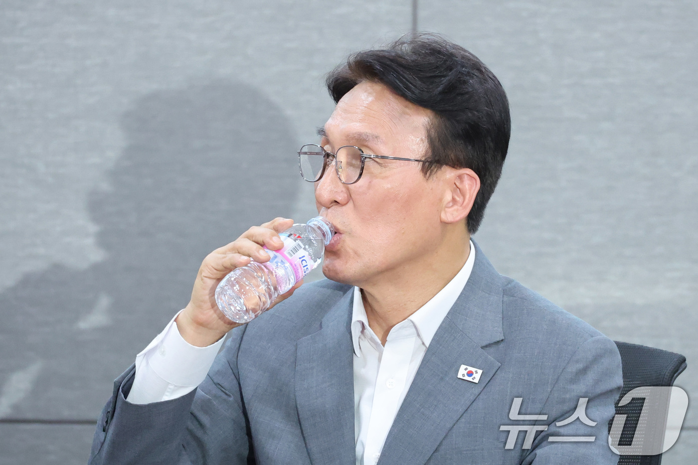 (서울=뉴스1) 신웅수 기자 = 더불어민주당 당권 주자인 김민석 의원이 29일 서울 여의도 국회 의원회관에서 열린 장애인부모 간담회에서 목을 축이고 있다. 2026.7.29/뉴스1 …