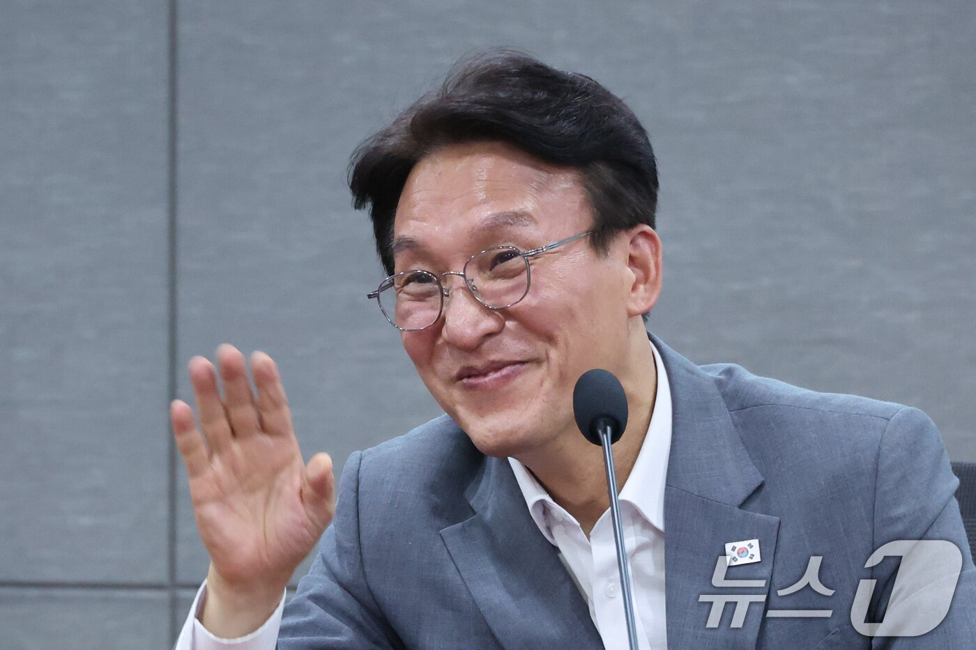 본문 이미지 - 더불어민주당 당권 주자인 김민석 의원이 29일 서울 여의도 국회 의원회관에서 열린 장애인부모 간담회에서 손인사를 하고 있다. 2026.7.29 ⓒ 뉴스1 신웅수 기자