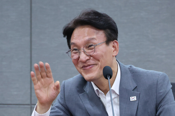 손인사하는 김민석