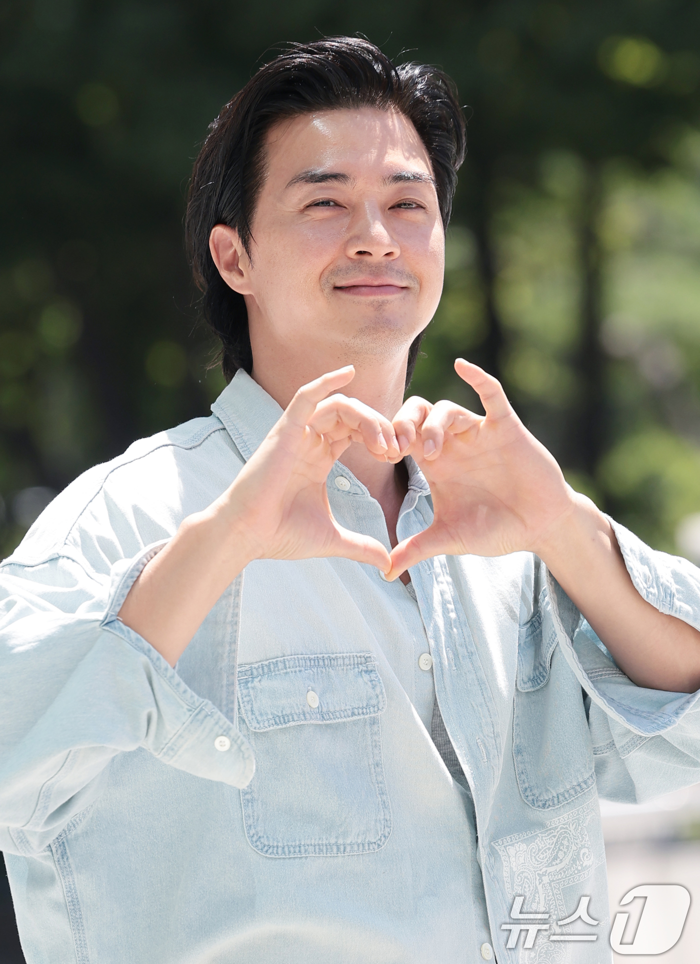 (서울=뉴스1) 권현진 기자 = 배우 김지훈이 라디오 '컬투쇼'를 위해 29일 오후 서울 양천구 SBS목동에 도착해 인사를 하고 있다. 2026.7.29/뉴스1