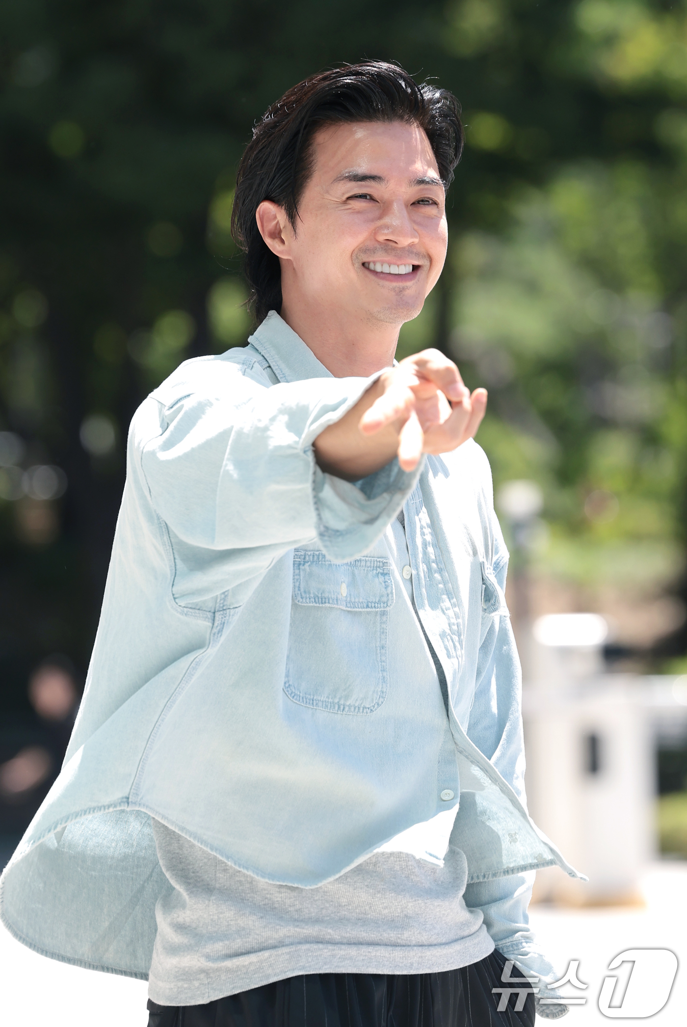 (서울=뉴스1) 권현진 기자 = 배우 김지훈이 라디오 '컬투쇼'를 위해 29일 오후 서울 양천구 SBS목동에 도착해 인사를 하고 있다. 2026.7.29/뉴스1
