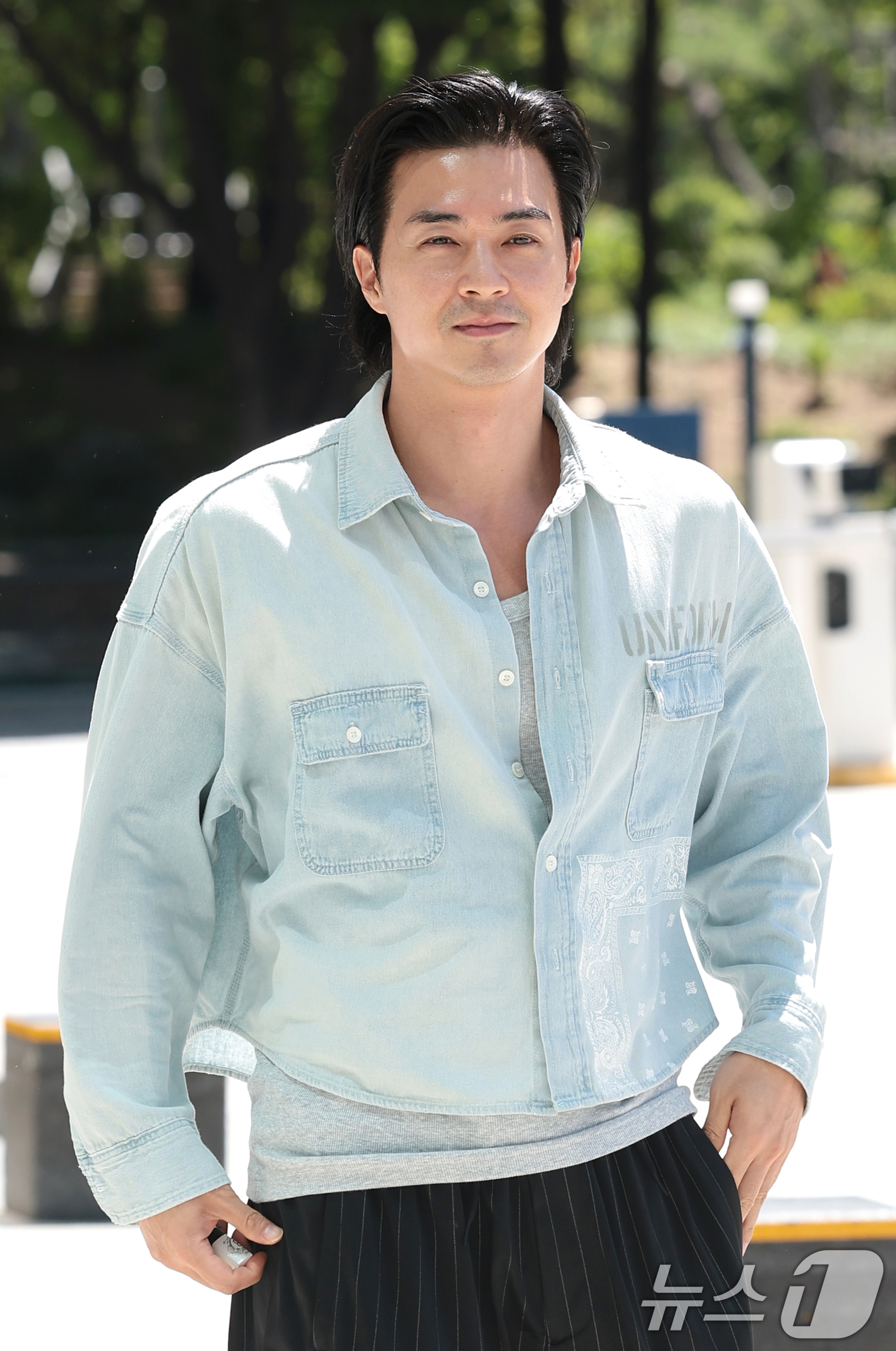 (서울=뉴스1) 권현진 기자 = 배우 김지훈이 라디오 '컬투쇼'를 위해 29일 오후 서울 양천구 SBS목동에 도착해 인사를 하고 있다. 2026.7.29/뉴스1