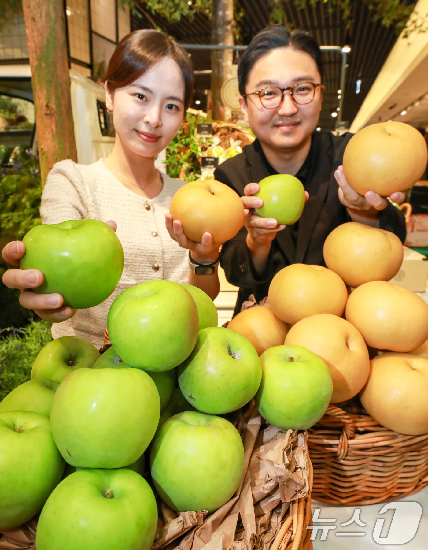 (서울=뉴스1) = 29일 오후 서울 강남구 현대백화점 무역센터점 지하 1층 식품관에서 직원들이 올해 첫 수확한 햇사과, 햇배를 소개하고 있다.이번에 선보이는 상품은 아삭한 식감이 …