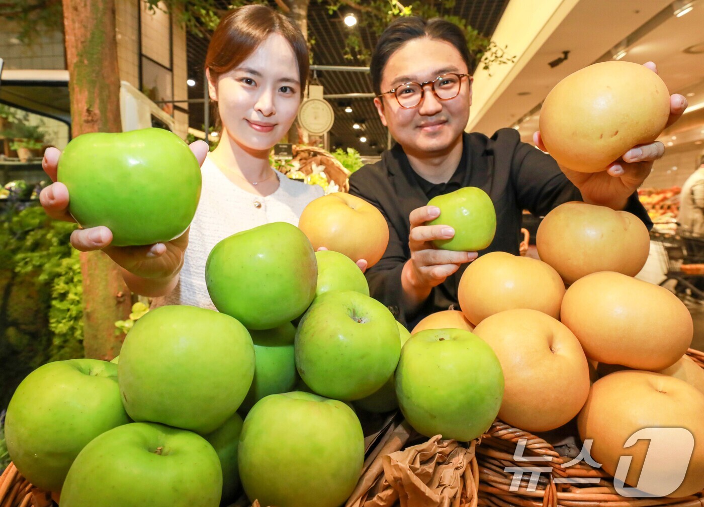 (서울=뉴스1) = 29일 오후 서울 강남구 현대백화점 무역센터점 지하 1층 식품관에서 직원들이 올해 첫 수확한 햇사과, 햇배를 소개하고 있다.이번에 선보이는 상품은 아삭한 식감이 …