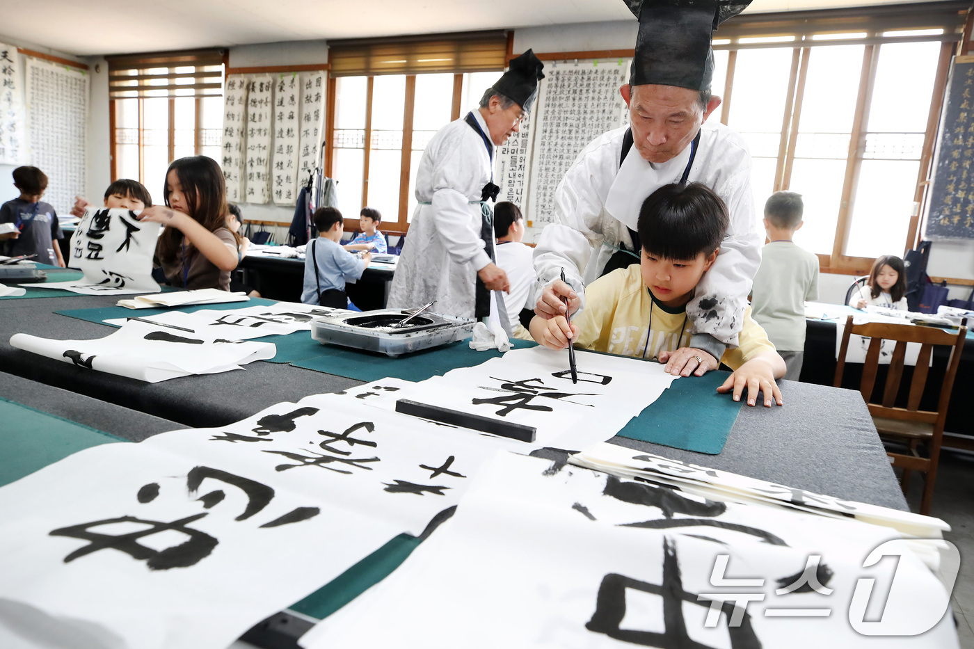 (대구=뉴스1) 공정식 기자 = 29일 오전 대구 중구 대구향교에서 여름방학을 맞아 열린 '나라사랑 청소년 충효교실'에 참가한 초등학생들이 서예를 배우고 있다. 2026.7.29/ …