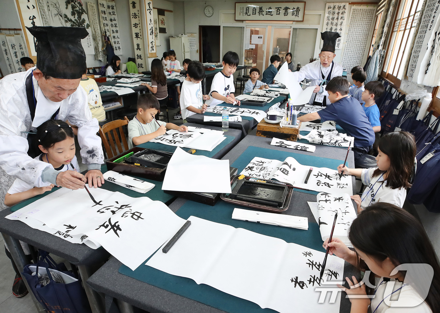 (대구=뉴스1) 공정식 기자 = 29일 오전 대구 중구 대구향교에서 여름방학을 맞아 열린 '나라사랑 청소년 충효교실'에 참가한 초등학생들이 서예를 배우고 있다. 2026.7.29/ …