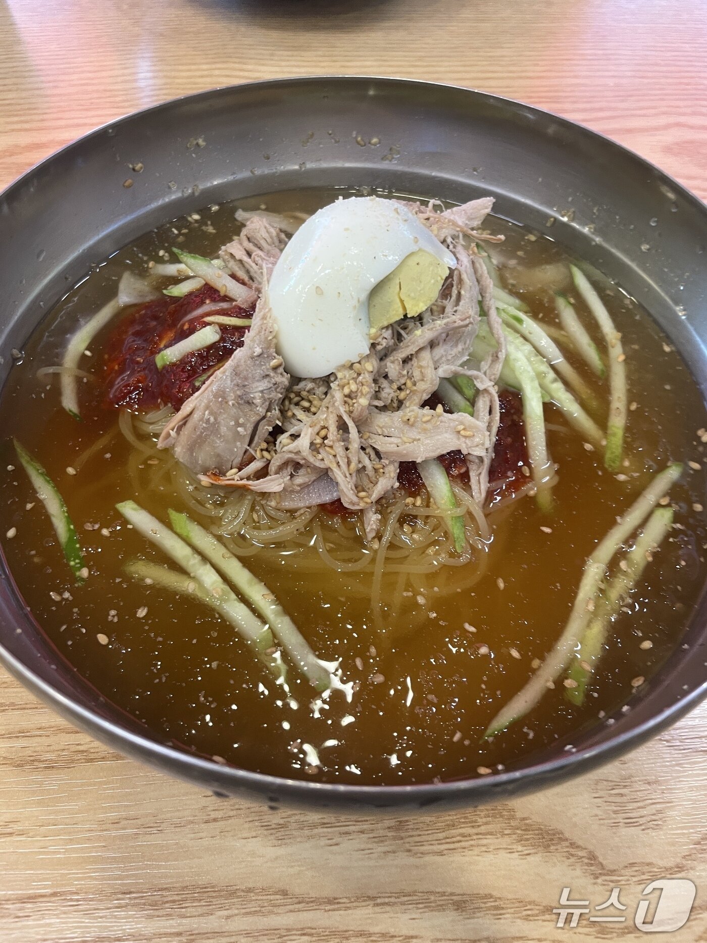 본문 이미지 - 거제밀면 중 '물 같은 비빔' 모습. 물냉면과 비빔냉면의 중간이라고 보면 된다. (필자 제공)