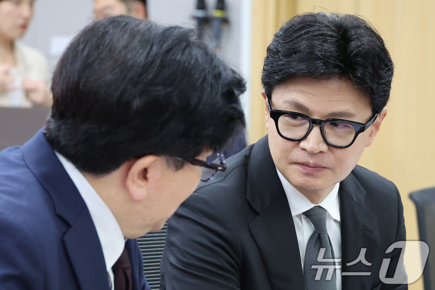 (서울=뉴스1) 신웅수 기자 = 한동훈 무소속 의원이 29일 서울 여의도 국회 의원회관에서 열린 ‘보완수사 금지, 기어이 범죄자의 편에 설 것인가’ 토론회에서 참석자들과 대화하고 …