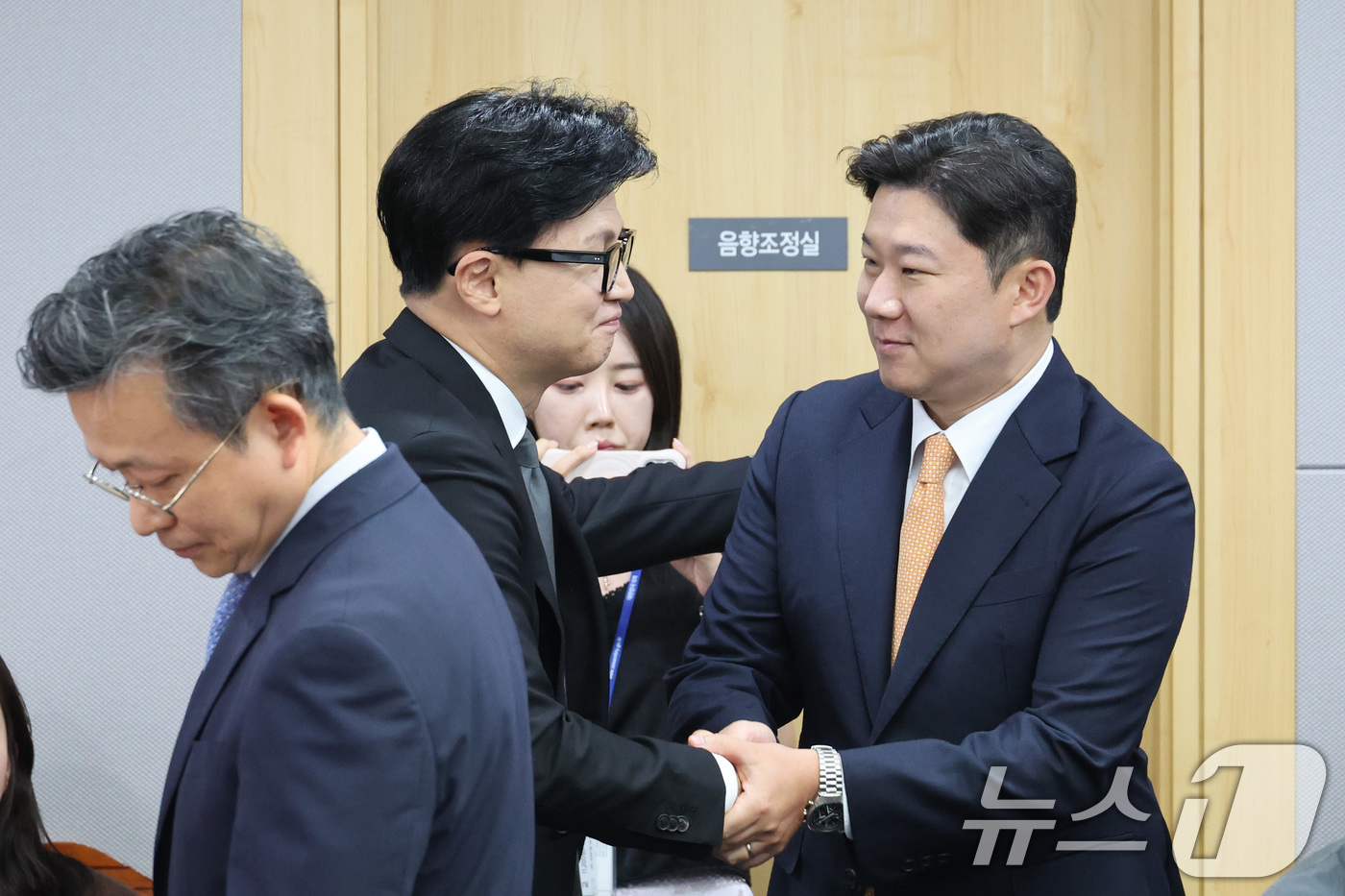 (서울=뉴스1) 신웅수 기자 = 한동훈 무소속 의원과 진종오 국민의힘 의원이 29일 서울 여의도 국회 의원회관에서 열린 ‘보완수사 금지, 기어이 범죄자의 편에 설 것인가’ 토론회에 …