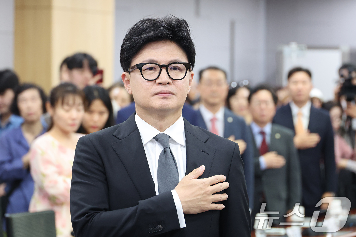 (서울=뉴스1) 신웅수 기자 = 한동훈 무소속 의원이 29일 서울 여의도 국회 의원회관에서 열린 ‘보완수사 금지, 기어이 범죄자의 편에 설 것인가’ 토론회에서 국민의례를 하고 있다 …