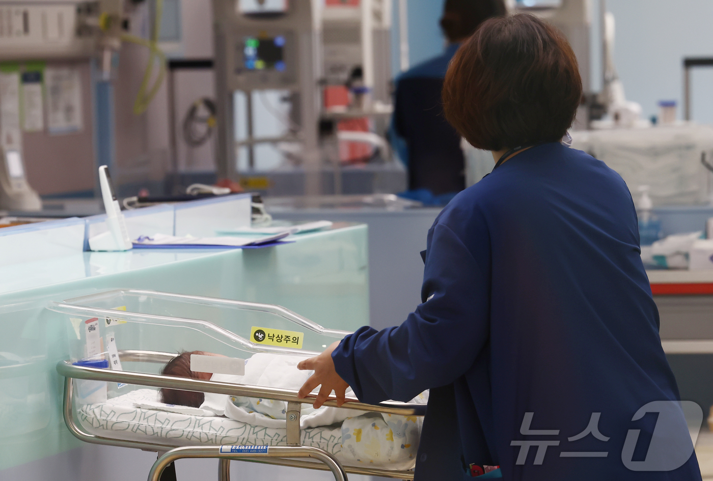 (고양=뉴스1) 김민지 기자 = 출생아 수가 23개월 연속 증가세를 보인 29일 오후 경기 고양시 차의과학대학교 일산차병원 신생아실에서 간호사들이 신생아를 돌보고 있다.이날 국가데 …