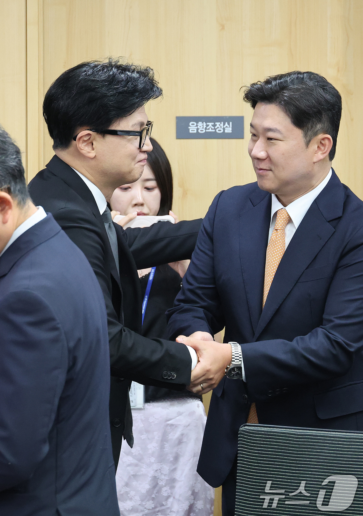 (서울=뉴스1) 신웅수 기자 = 한동훈 무소속 의원과 진종오 국민의힘 의원이 29일 서울 여의도 국회 의원회관에서 열린 ‘보완수사 금지, 기어이 범죄자의 편에 설 것인가’ 토론회에 …